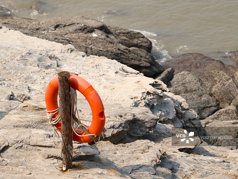 海滩岩石上的救生圈特写图片素材
