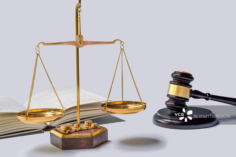 天平、法槌、法律书籍白色背景图片素材