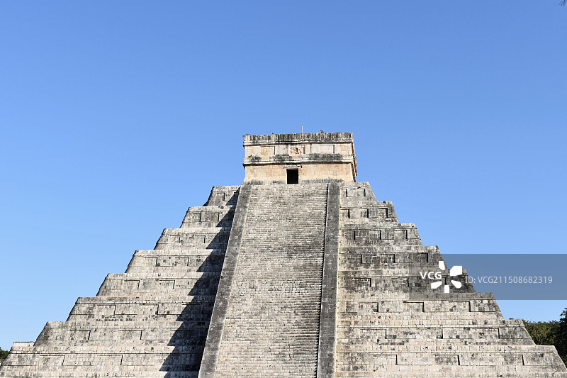 蓝天下的历史建筑低视角图片素材