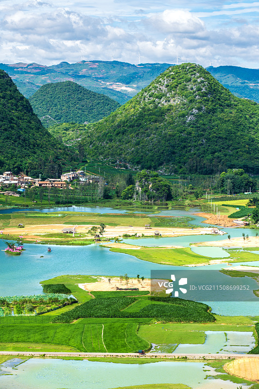 中国云南省文山州丘北县普者黑景区，青龙山上鸟瞰乡村自然风光图片素材