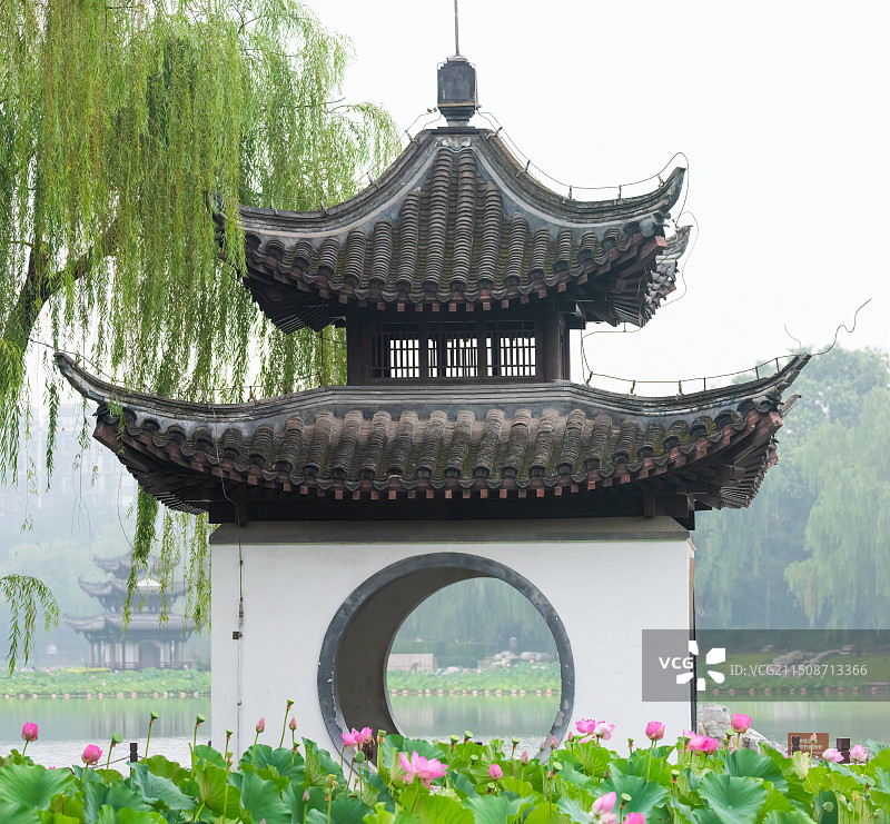 夏日晨雾中的北京陶然亭公园吹台亭图片素材