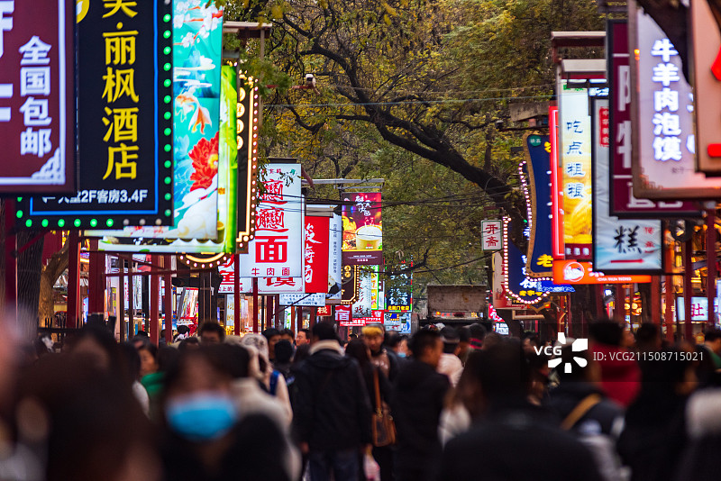 人山人海的西安回民街图片素材