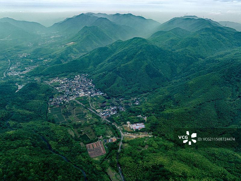 浙江绍兴会稽山全景航拍 绍兴市柯桥区夏泽村 钱茅路 云雾中的高山森林和村庄图片素材
