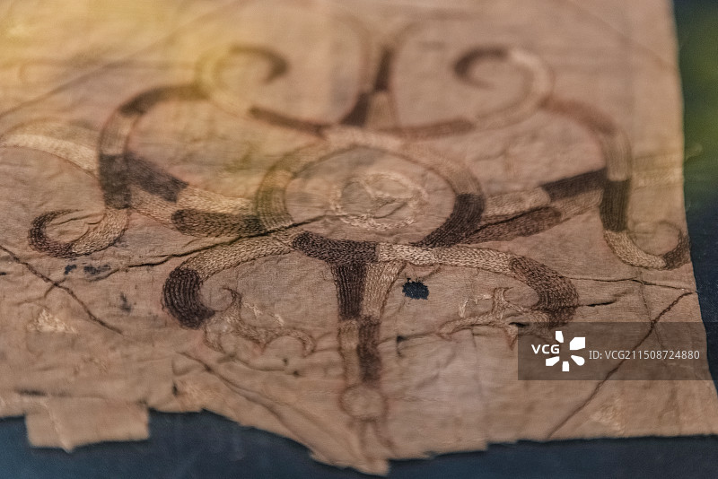 吴文化博物馆，荆州博物馆藏战国一凤二龙相蟠纹绣绢图片素材