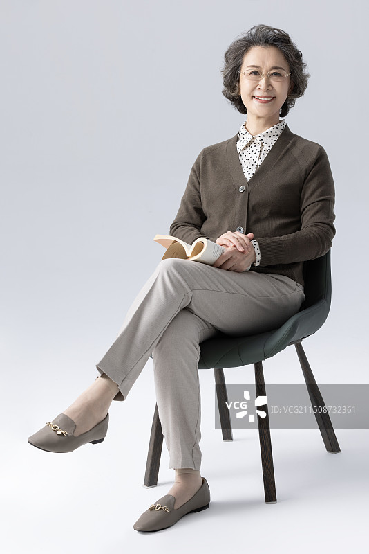 老年女子读书图片素材