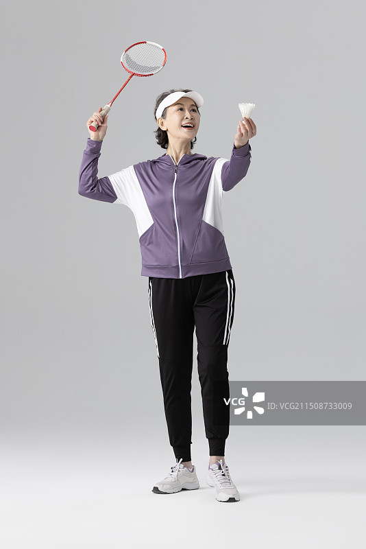 快乐的老年女子锻炼身体图片素材