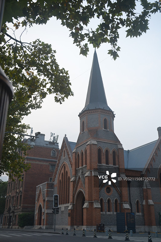 城市中的教堂外白渡桥外滩东方明珠图片素材