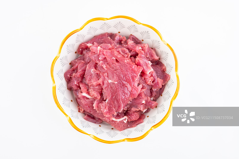 白背景上一碟新鲜牛肉切片图片素材