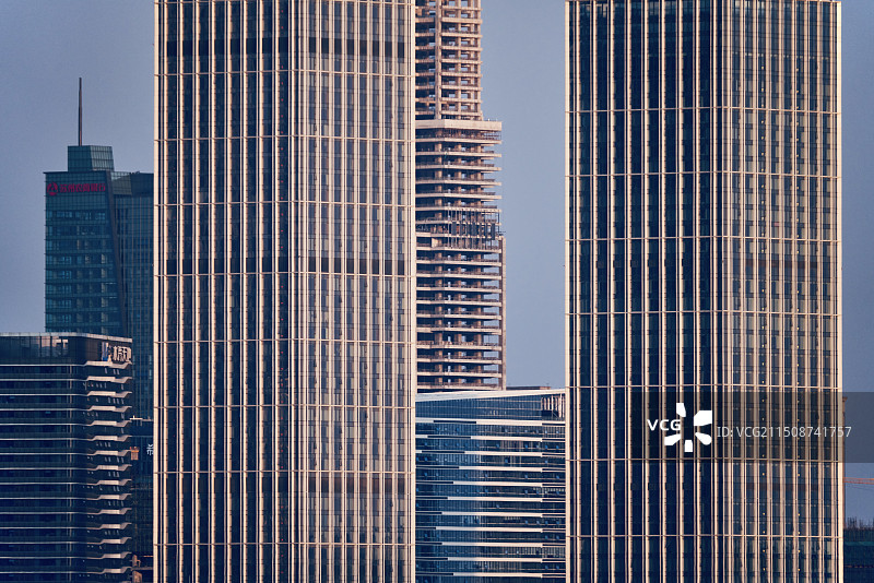 黄昏下的摩天大楼特写图片素材