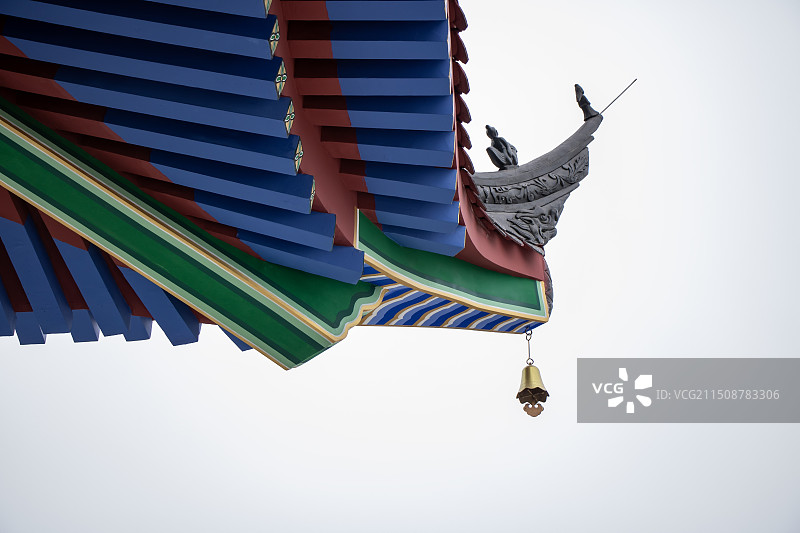 晴空下古塔挂着风铃的彩色屋檐图片素材