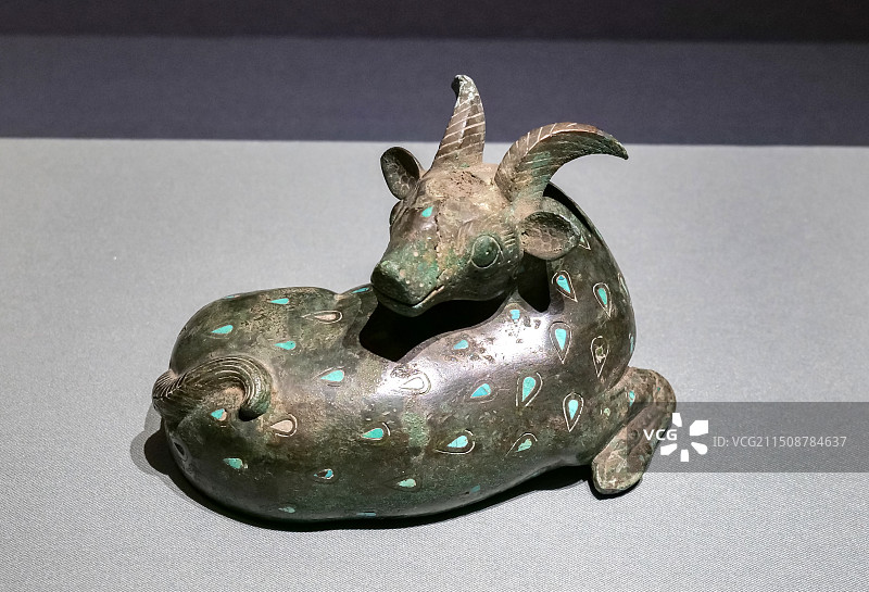 镶嵌绿松石铜卧牛 战国 1978年济南市平阴县孝直镇出土 平阴县博物馆藏 山东博物馆礼运东方特展图片素材