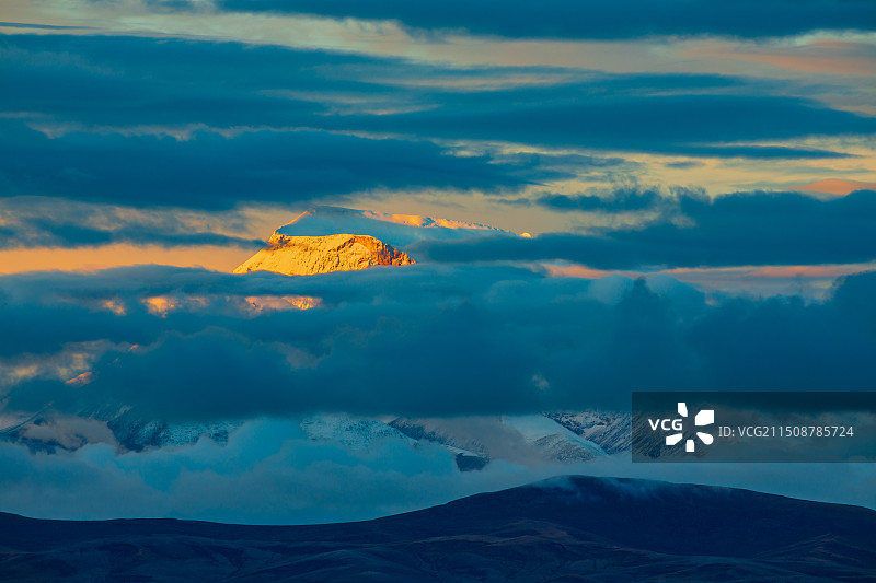 纳木那尼峰晨曦图片素材