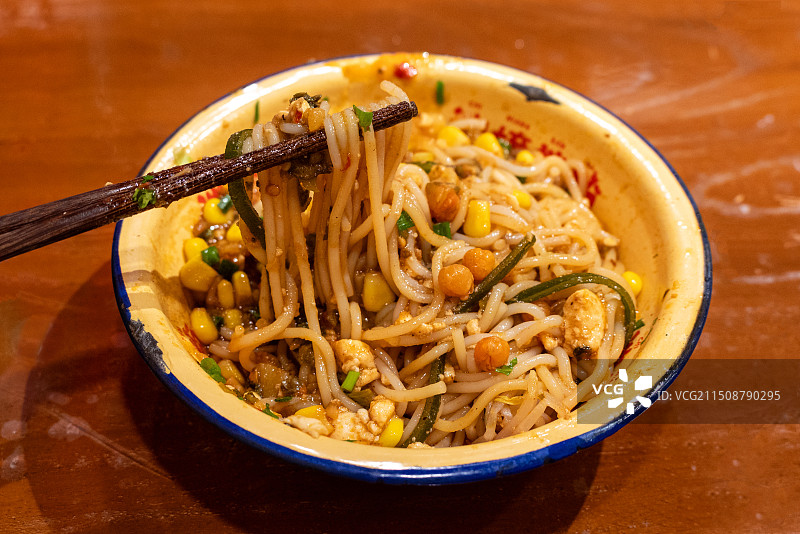 四川特色美食麻辣土豆泥拌粉图片素材