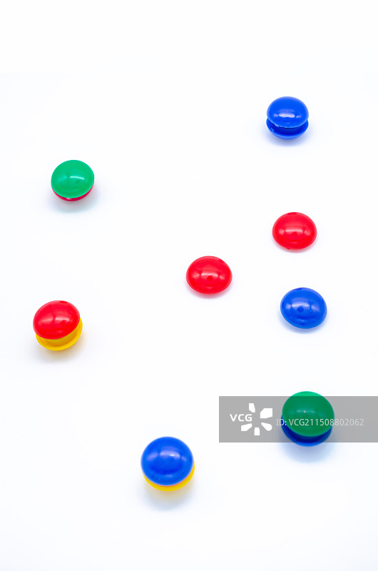 中国室内影棚拍摄静物办公文具，一堆圆形磁吸贴，室内无人图像摄影图片素材