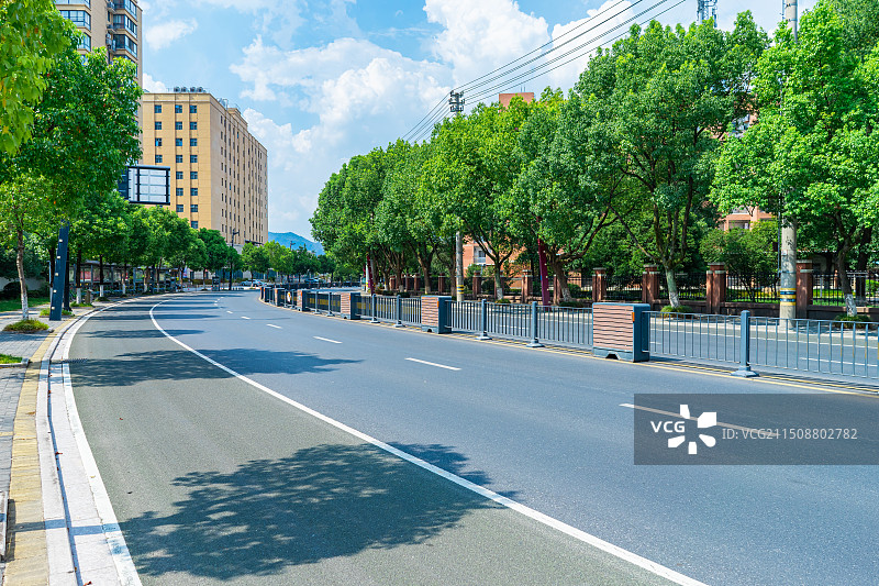 中国城市交通拍摄主题，平坦的柏油路马路公路市区路和路中央的栏杆分界线，户外白昼无人图像摄影图片素材