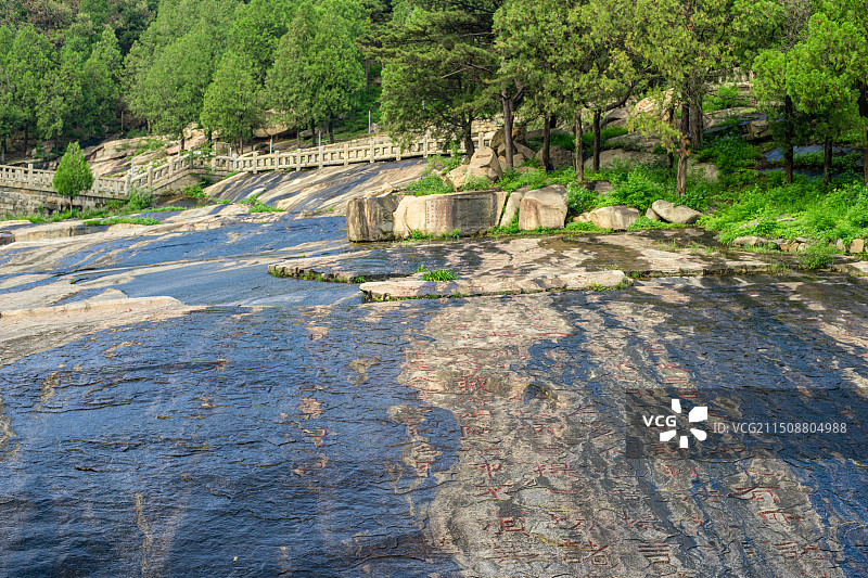 中国非都市风光拍摄主题，山东省泰安市国内著名景点泰山风景区，经石峪的石刻全景图，户外白昼无人图像摄影图片素材