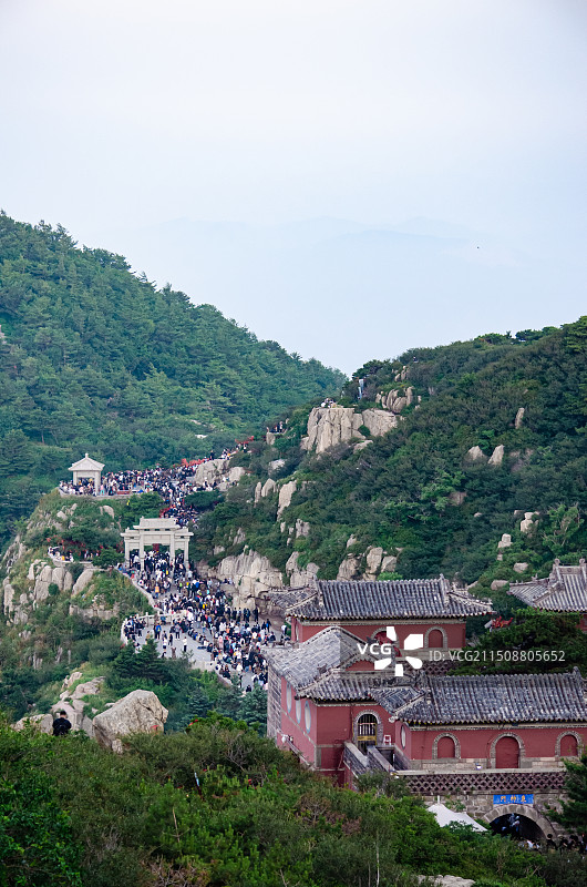 中国非都市风光拍摄主题，山东泰安国内著名景点泰山风景区，玉皇顶天街碧霞祠寺庙金碧辉煌宫殿，户外白昼无图片素材