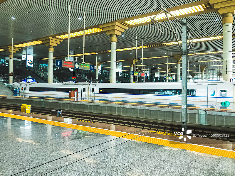 中国汽车站拍摄主题，火车站的轨道和门廊走廊，黄色的分界线等候处，户外白昼无人图像摄影图片素材