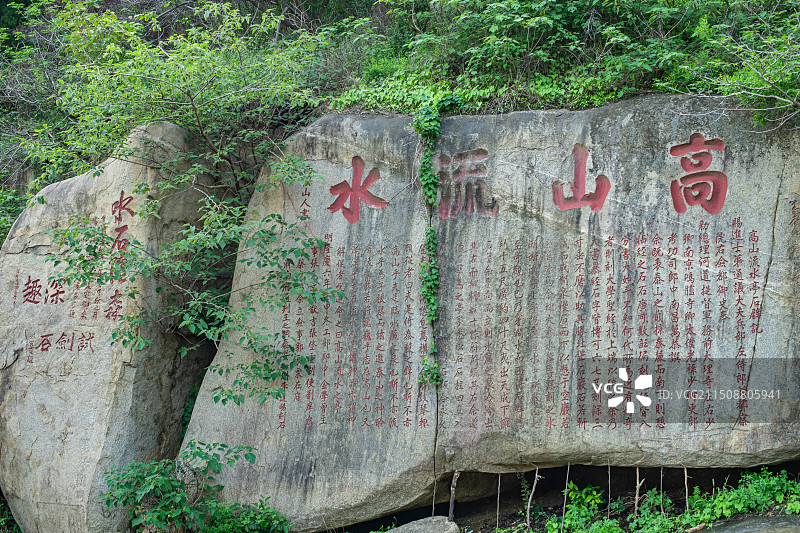 中国非都市风光拍摄主题，山东泰安国内著名景点泰山风景区，经石峪高山流水摩崖石刻，户外白昼无人图像摄影图片素材