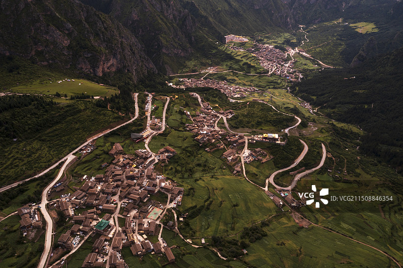 《如诗如画》——甘南迭部县扎尕那西下夕阳把余辉撒向藏寨，层层叠叠村庄，弯弯曲曲道路，都被映得微红图片素材