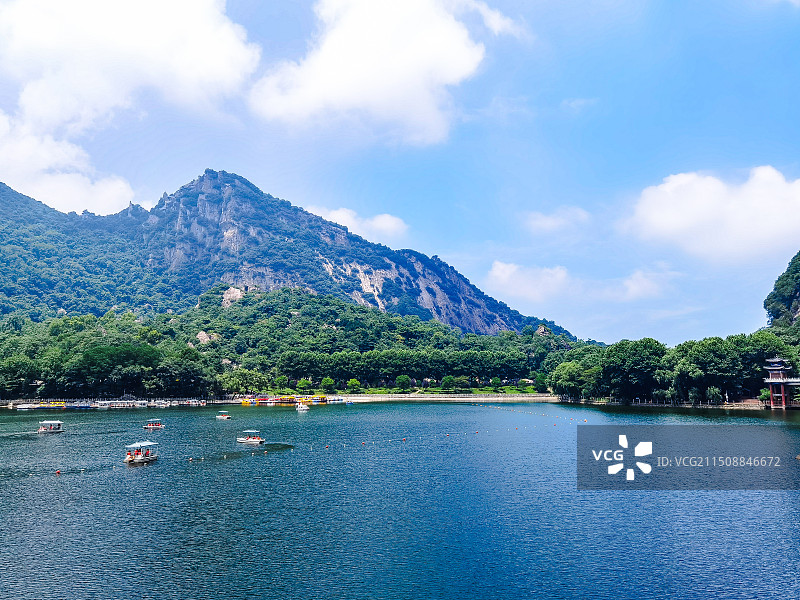 西安翠华山景风景～波光粼粼、小船悠悠图片素材