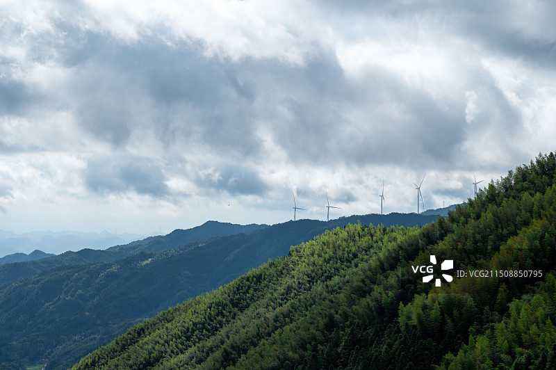 仰天湖大草原高山风力发电机涡轮机清洁能源 乡村振兴图片素材