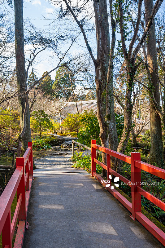 日本京都三千院佛教寺庙的红色桥梁图片素材