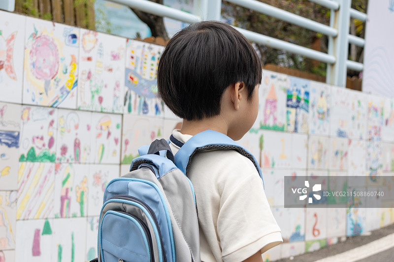 一名中国小女孩走路上幼儿园图片素材