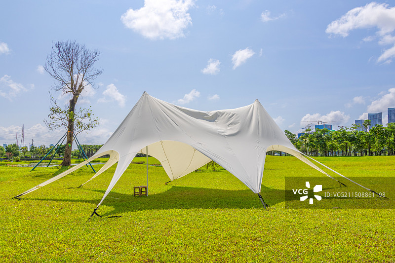 公园里的露营帐篷图片素材
