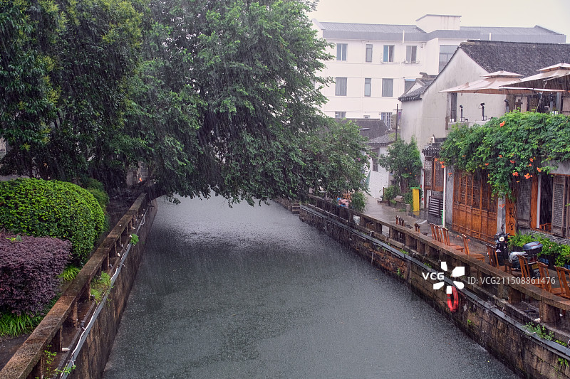 雨中的江苏苏州平江路历史街区图片素材