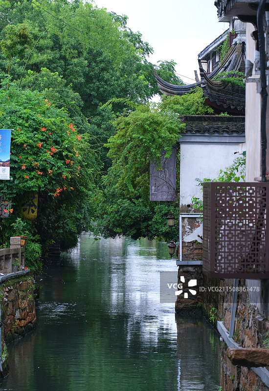 雨中的江苏苏州平江路历史街区图片素材