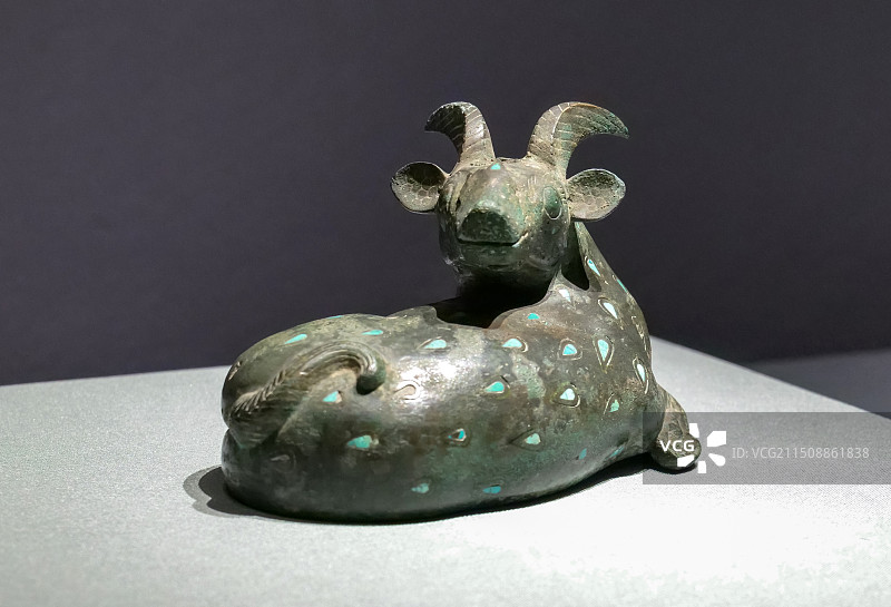 镶嵌绿松石铜卧牛 战国 1978年济南市平阴县孝直镇出土 平阴县博物馆藏 山东博物馆礼运东方特展图片素材