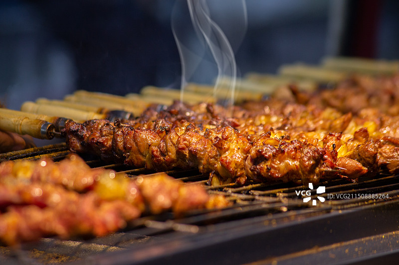 烧烤架上的烤串图片素材