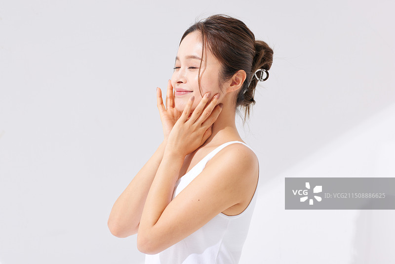 用手触摸脸部的亚洲女性图片素材