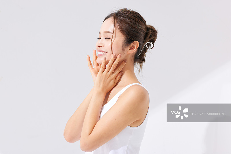 用手触摸脸部的亚洲女性图片素材