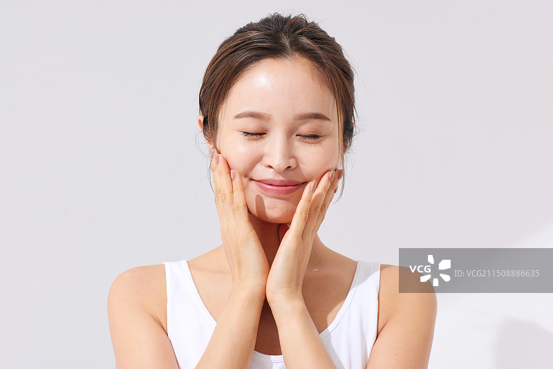 双手抚面的亚洲女人图片素材