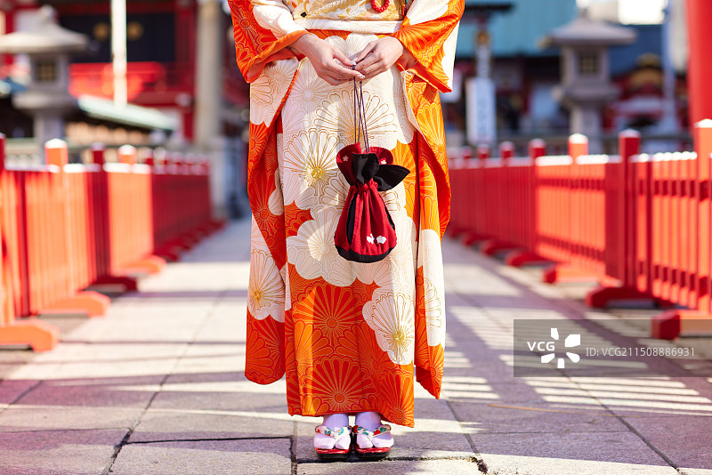 身穿日本传统和服的亚洲女性图片素材