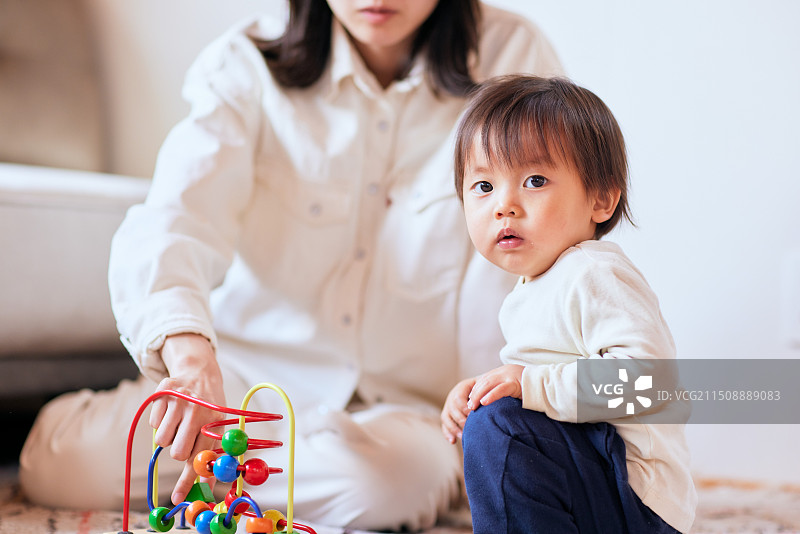 玩木制玩具的亚洲儿童图片素材