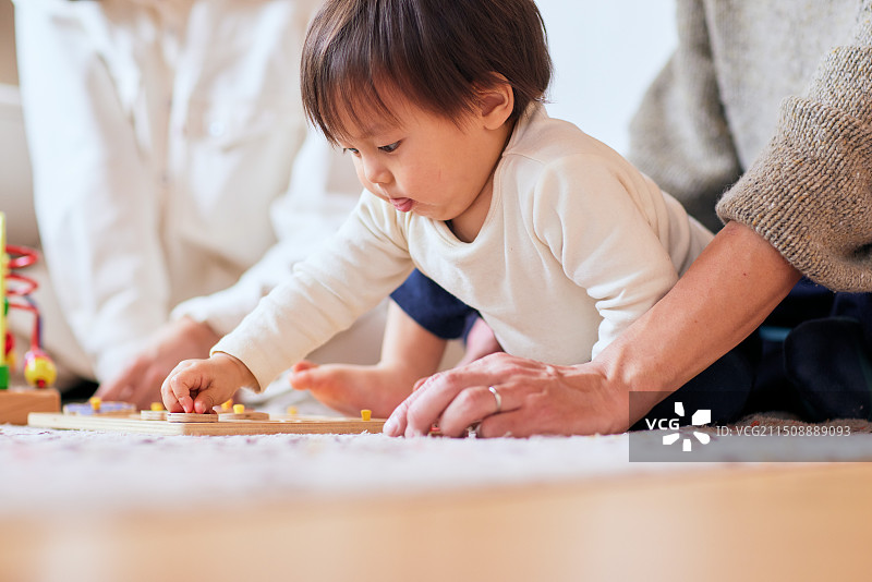 玩木制玩具的亚洲儿童图片素材