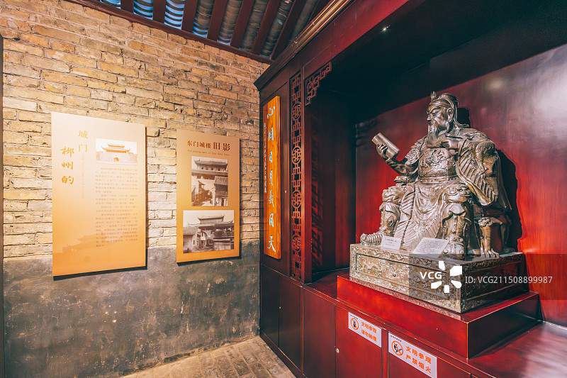 清代青铜雕像-关羽读春秋像-柳州东门城楼图片素材