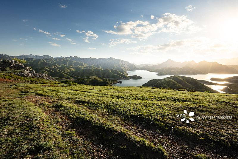 日落时广阔草地与远山，户外自然风景，在山顶眺望远处风光，汽车广告背景图图片素材