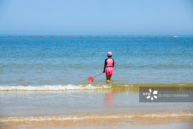 正在海边玩耍的小女孩图片素材