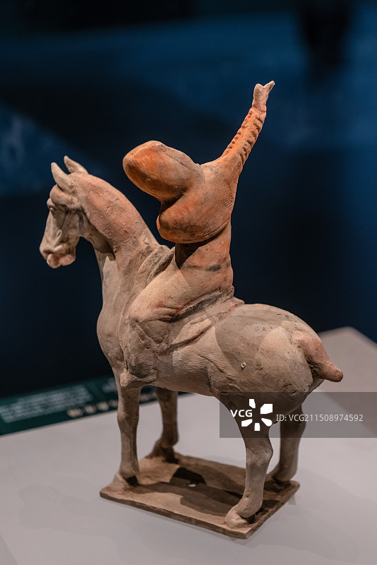 嘉兴博物馆，长武县博物馆藏唐代彩绘骑马奏乐俑图片素材