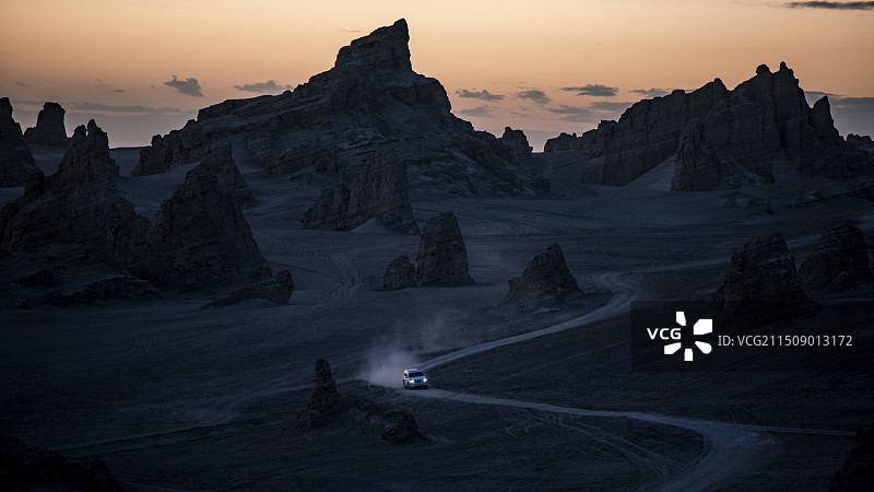 公路旅行-穿越俄博梁图片素材