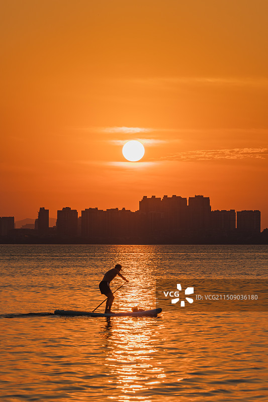 苏州独墅湖日落时分的帆船剪影图片素材