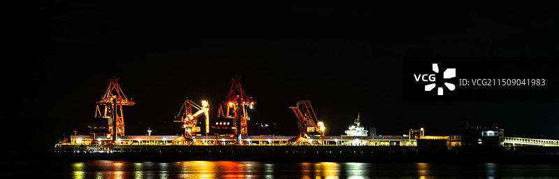 夜里作业的码头图片素材