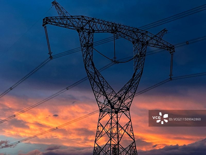 晚霞中的电塔（吐鲁番市托克逊县）图片素材