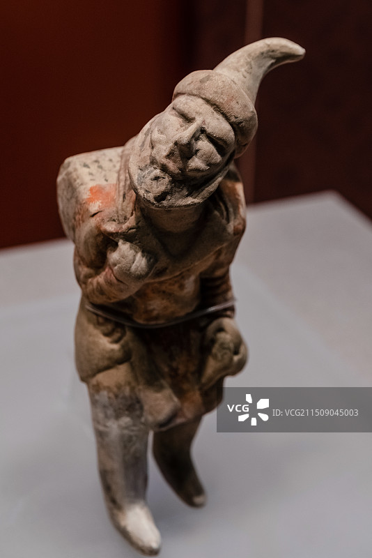 嘉兴博物馆，长武县博物馆藏唐代彩绘背行囊胡人俑图片素材