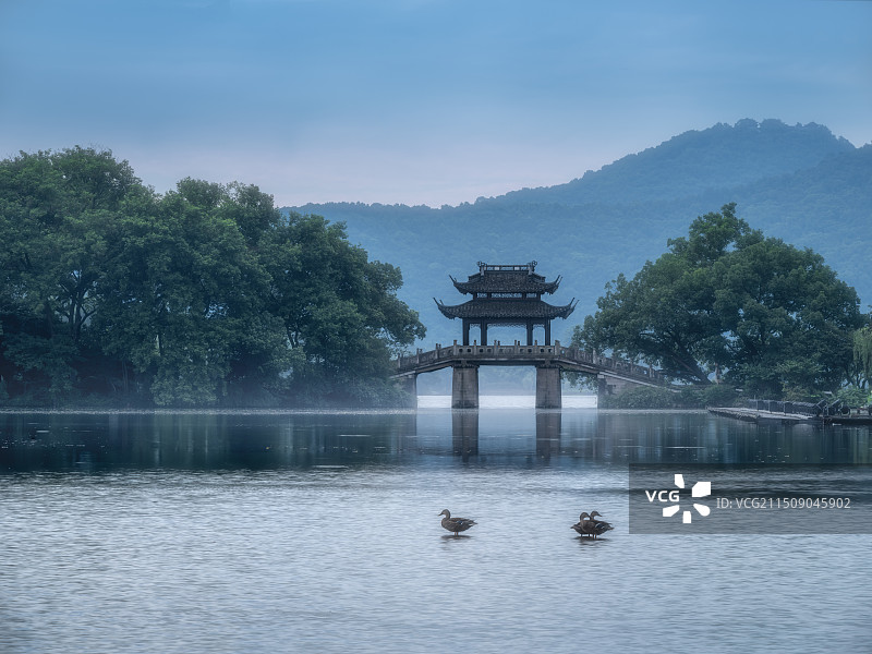 杭州西湖风景区湖光山色玉带桥晨雾图片素材
