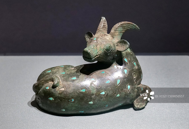 镶嵌绿松石铜卧牛 战国 1978年济南市平阴县孝直镇出土 平阴县博物馆藏 山东博物馆礼运东方特展图片素材